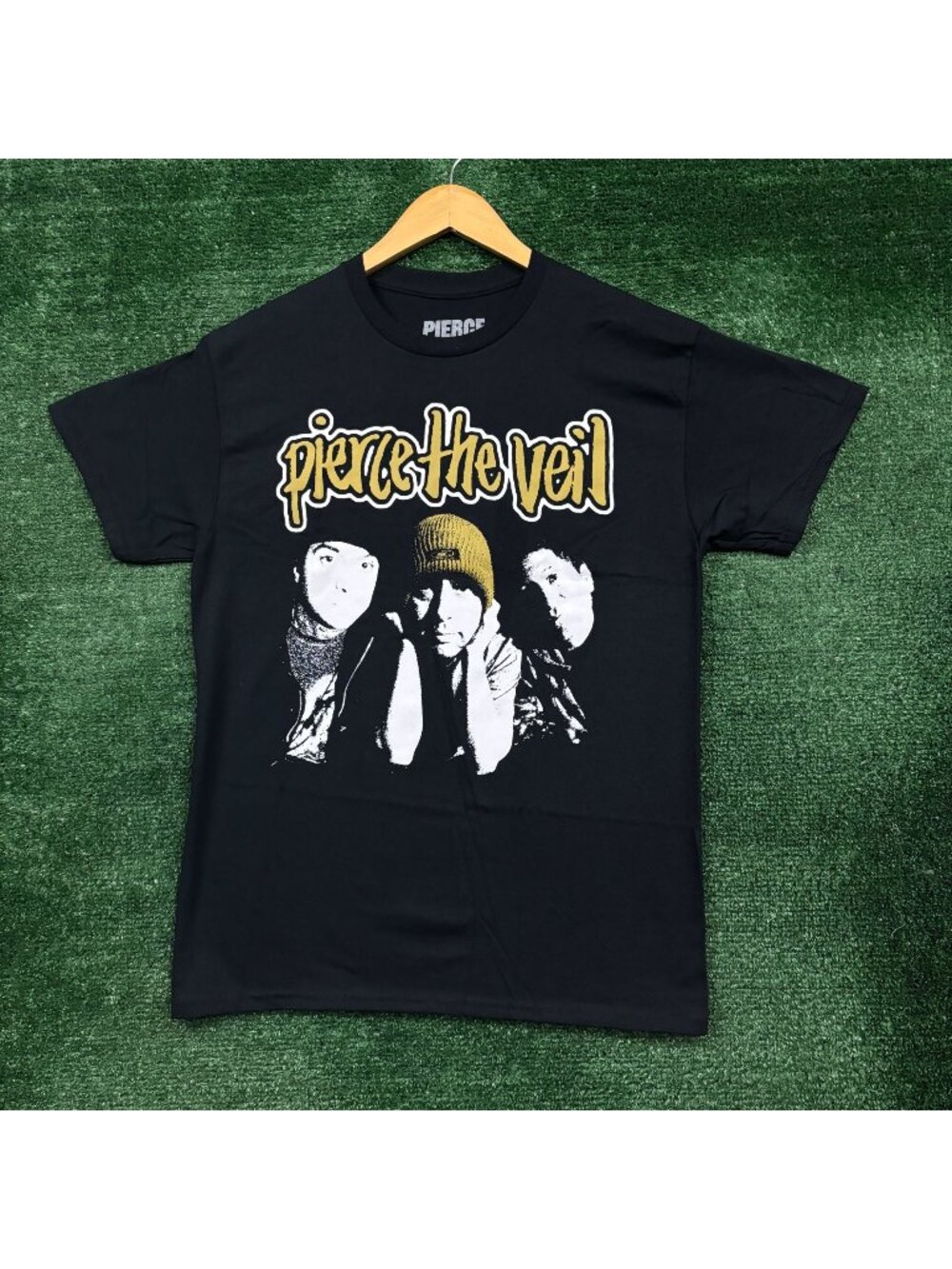 Pierce the Veil Group Photo T-Shirt Size Medium